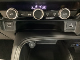 エアコン操作パネルの下に、スマートフォンなどの充電可能なUSB端子と、音源などの外部入力の可能なUSB端子がついています。移動中に充電もできるので便利です。