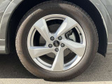 18インチ純正アルミホイール装備 全車両に標準装備の純正アルミホイールは、純正ならではのバランスの良いデザインと、走行安定性をお楽しみ頂けます。