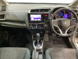 車内は光触媒抗菌消臭施工済です。インパネ周りはスタイリッシュなデザインです。グローブボックスやカップホルダーのほかにトレーなどたくさんの収納スペースが付いています。