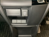 アクセサリーソケットはUSBのアダプターなどをつければ、スマホの充電にも使えます。下にはナビゲーション用の外部入力可能なUSB端子がついており、周辺には物が置けるボックスがついています。