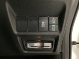 Hondaセンシング用の、VSA(ABS+TCS+横滑り抑制)解除と路外逸脱抑制機能などのオンオフスイッチはハンドルの右側に装備しています。その下にETCがついています。