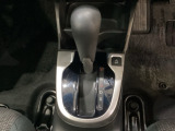 CVT車のセレクトレバーです。低速から高速まで、変速ショックのないスムーズな走りを実現するとともに、エンジン効率のよい領域を維持することで燃費にも貢献します。
