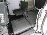 【セカンドシート】折りたためば、低く広い床面が出現。大きなに荷物も収まります。