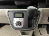 オートエアコン付きなので一度、温度を設定すれば自動的に過ごし易い温度に調整してくれますよ。車内をいつでも快適空間にしてくれます。