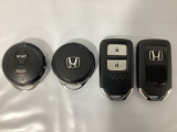 スマートキーを装備しています。鍵を差し込むことなくドアロックの開け閉めと、スタートボタン操作でのエンジンスタートができます。加えて、純正リモコンエンジンスターター用の操作キーもついています。