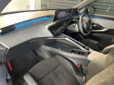 3008専用設計のフロントシートは快適なドライブを実現いたします。