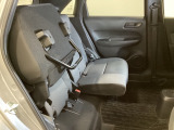 広い足元にゆったり座れるシートは長距離の運転でも疲れにくいシートです。女性でも運転がしやすいようにシートの高さ調整機能(シートリフター)がついています。