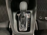 CVT車のセレクトレバーです。低速から高速まで、変速ショックのないスムーズな走りと、エンジン効率のよい領域を維持して燃費にも貢献します。