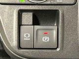 指先だけで簡単に操作が可能な電動パーキングブレーキを採用。「HOLD」スイッチを押すと、渋滞や信号待ちなどでブレーキペダルから足を離しても、ブレーキを保持するので安心です