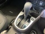 シンプルでとても使いやすいフロアシフトに、パーキングブレーキはハンドタイプのサイドブレーキです。