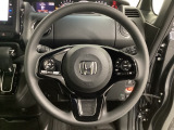ハンドルにHondaセンシング系のクルーズコントロールやレーンキープアシストなどのスイッチと、オーディオの操作スイッチが装備されています。ハンドルから手を離さず安全に操作できます。
