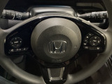 ハンドルにHondaセンシング系のクルーズコントロールやレーンキープアシストなどのスイッチと、オーディオの操作スイッチが装備されています。ハンドルから手を離さず安全に操作できます。