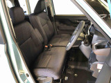 運転席の座面高さを調整できるシートリフターが付いています。フロントシートはベンチシートを採用で、座面も広く使い勝手もいいですよ♪