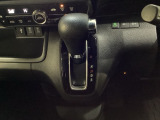 CVT車のセレクトレバーです。低速から高速まで、変速ショックのないスムーズな走りを実現するとともに、エンジン効率のよい領域を維持することで燃費にも貢献します。
