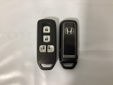スマートキー付きですからドアロックの開閉およびエンジンスタートが楽々です。電動スライドドアの開け閉めもボタンで操作できます。スペアキーも同じものを用意しております。