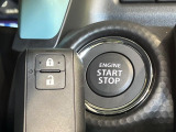 【キーレススタートシステム】カバンやポケットに入れたままでもドアの施錠・解錠が可能なスマートキーを装備。エンジンのオン・オフ時もカギを取り出す必要が無いからとっても便利です♪