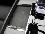 対応機種のスマートフォンを、トンネルコンソールの下のラバープレートに置いておくだけで充電可能。センターディスプレイの機能ビューを使用して、充電プレートのオンとオフを切り替えることができます。