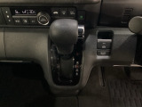 CVT車のセレクトレバーです。低速から高速まで、変速ショックのないスムーズな走りと、エンジン効率のよい領域を維持して燃費にも貢献します。サイドブレーキはスイッチ操作の電子制御パーキングブレーキです。