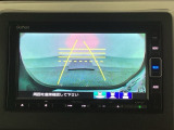バックでの車庫入れも安心です! リアカメラが付いているバックモニター付のナビを装備しております。操作線もついており距離感も画面から確認できます。