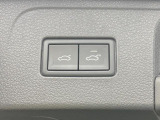 電動バックドアを装備。両手がふさがっていても、バンパー下に足を入れるだけでオープンできます。