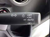 【オートライト】車外の明るさに応じて、自動的にライトの点灯・消灯をしてくれます。