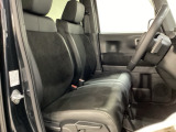 女性でも運転がしやすいように、シートの高さ調整機能(シートリフター)がついています。運転席と助手席の間が空いている為、助手席側への移動がスムーズです。交通量の多い道でも助手席側から乗り降りができます。