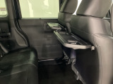 運転席・助手席の背もたれには、2列目シート用にカップホルダー付きの「格納式のシートバックテーブル」を装備しています。休憩時のちょっとした時間などカップを置いたり、小物置きに使えて便利です。