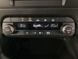 温度の設定のみで快適な風量やモードなどを自動調整してくれるフルオートエアコンを装備!