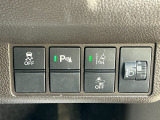 パーキングセンサーもついておりますので駐車などが苦手な方も安心して運転が可能です。