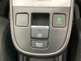 セレクトレバーの下に電子制御パーキングブレーキがあります。スイッチひとつで、停車した地点の傾斜などをシステムが検知・判断してブレーキ力を自動的に最適制御し、しっかり停車できるパーキングシステムです。