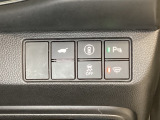 ハンドルの右側にはHondaセンシング用のVSA解除スイッチなどがついています。ボタン操作でトランクが開けられる電動テールゲートのボタンもついています。
