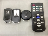 スマートキー付きですからドアロックの開閉およびエンジンスタートが楽々です。電動スライドドアの開け閉めもボタンで操作できます。加えて、純正リモコンエンジンスターター用の操作キーもついています。