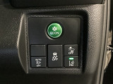 Hondaセンシング用の、VSA(ABS+TCS+横滑り抑制)解除と路外逸脱抑制機能のオンオフスイッチなどはハンドルの右側に装備しています。燃費に役立つECONボタンもここです。