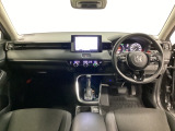 車内は光触媒抗菌消臭施工済です。インパネ周りはスタイリッシュなデザインで機能や装備も充実しています。グローブボックスやカップホルダーのほかにトレーなどたくさんの収納スペースが付いています。