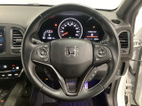 ハンドルにHondaセンシング系のクルーズコントロールやレーンキープアシストなどのスイッチと、オーディオの操作スイッチが装備されています。ハンドルから手を離さず安全に操作できます。