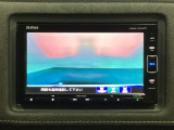 ギヤをR(バック)に入れるとナビの画面に後ろの映像が映るリアカメラ付です。後退時、コンディションが悪い視界でもカラーバックモニターがドライバーをサポートします。