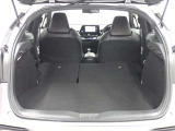セカンドシートを倒すとさらに広々のラゲッジスペース