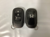 スマートキーを装備しています。鍵を差し込むことなくドアロックの開け閉めと、スタートボタン操作でのエンジンスタートができます。ボタン操作でトランクが開けられる電動テールゲートのボタンもついています。