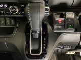 CVT車のセレクトレバーです。低速から高速まで、変速ショックのないスムーズな走りと、エンジン効率のよい領域を維持して燃費にも貢献します。サイドブレーキはスイッチ操作の電子制御パーキングブレーキです。
