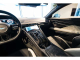 DB12には安全機能も標準装備しております。前後の衝突軽減ブレーキ、レーンキープアシスト、アダプティブクルーズコントロール、ブラインドスポットアシスト、ブレーキホールド、速度リミッター