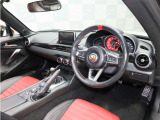 ■マルチファンクションレザーステアリングホイール ■アルミペダル ■各部レッドステッチ ■レザーメーターフード ■スマートキー