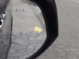 {ブラインドスポットモニター}隣の車線を走る車両をレーダーで検知し、ドアミラーに搭載されたLEDインジケーターが点灯し注意を喚起してくれます。