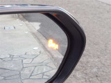 {ブラインドスポットモニター}隣の車線を走る車両をレーダーで検知し、ドアミラーに搭載されたLEDインジケーターが点灯し注意を喚起してくれます。