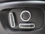 パワーシート『電動パワーシートですので運転中のシート調節も安全に行えます。微調整も可能ですのであなただけのドライビングポジションを実現します。』