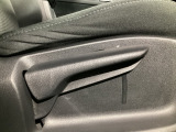 運転席にはドライバーの体型や好みに応じて前後方向だけでなく、高さの調整ができるシートリフターを装備!