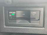 ETCユニットはグローブボックスの中に装着されています。こちらの車両はDSRC(ETC 2.0)に対応していますので、渋滞情報などリアルタイムでナビに反映されます。