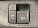 指先だけで簡単に操作が可能な電動パーキングブレーキを採用。「HOLD」スイッチを押すと、渋滞や信号待ちなどでブレーキペダルから足を離しても、ブレーキを保持するので安心です