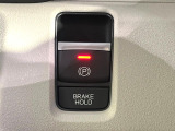 【オートブレーキホールド】信号待ちや渋滞で停車時にブレーキから足を離しても、停止状態を保持してくれます。前進するときはアクセルを踏めば自動で解除されるので安心♪街乗り運転が楽になります♪