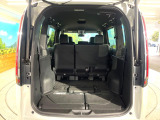 後席を格納すると、これだけの広さが!シーンに合わせたシートアレンジで、大きな荷物も積むことが出来ます♪