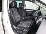 ■アルカンタラ&レザーコンビシート ■運転席パワーシート(背もたれのみ) ■運転席電動ランバーサポート ■前席シートヒーター ■シート下収納 ■センターアームレスト